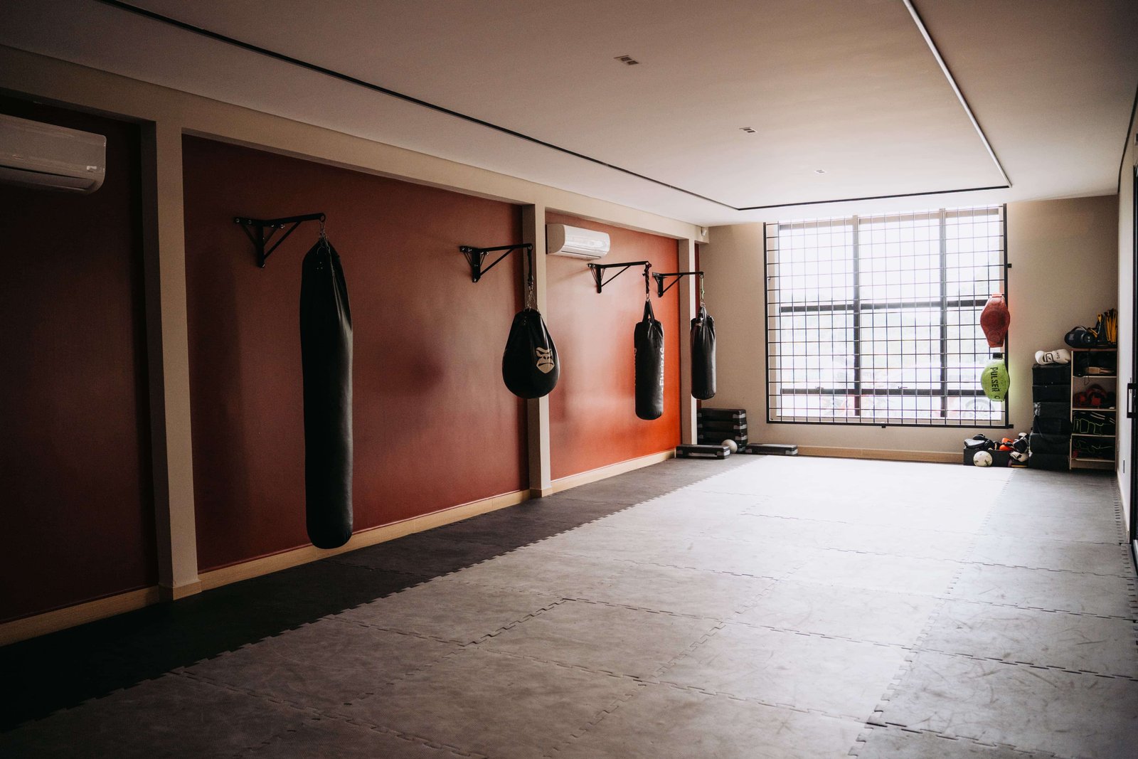 Sala de artes marciais da Monin Academia com tatame para Muay Thai e Jiu-Jitsu