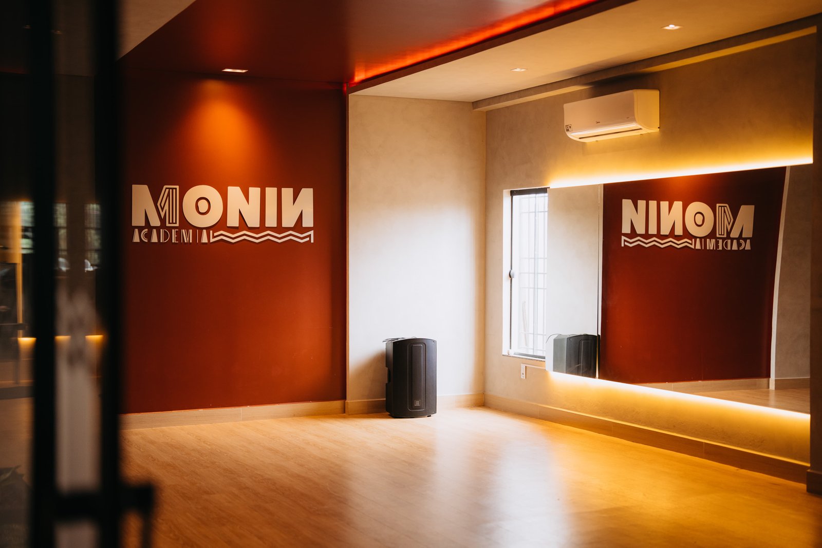 Sala dedicada às modalidades coletivas da Monin Academia: Pilates, Yoga e FitDance