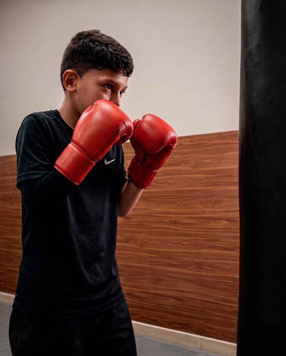 Aluno da turma Kids treinando Muay Thai na sala de artes marciais da Monin Academia